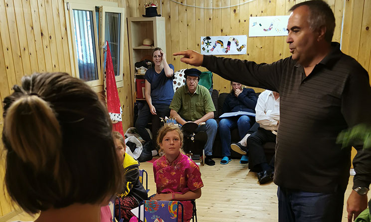 «Jim Knopf und Lukas der Lokomotivführer» nach Michael Ende, Probenbild mit Regisseur Peter-Matthias Born «Jim Knopf und Lukas der Lokomotivführer» nach Michael Ende, Probenbild mit Regisseur Peter-Matthias Born