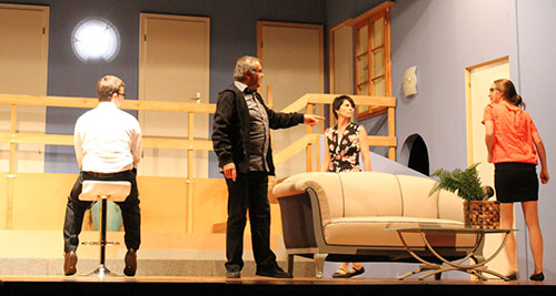 «Funny Money» von Ray Cooney, Probenbild mit Regisseur Peter-Matthias Born «Funny Money» von Ray Cooney, Probenbild mit Regisseur Peter-Matthias Born